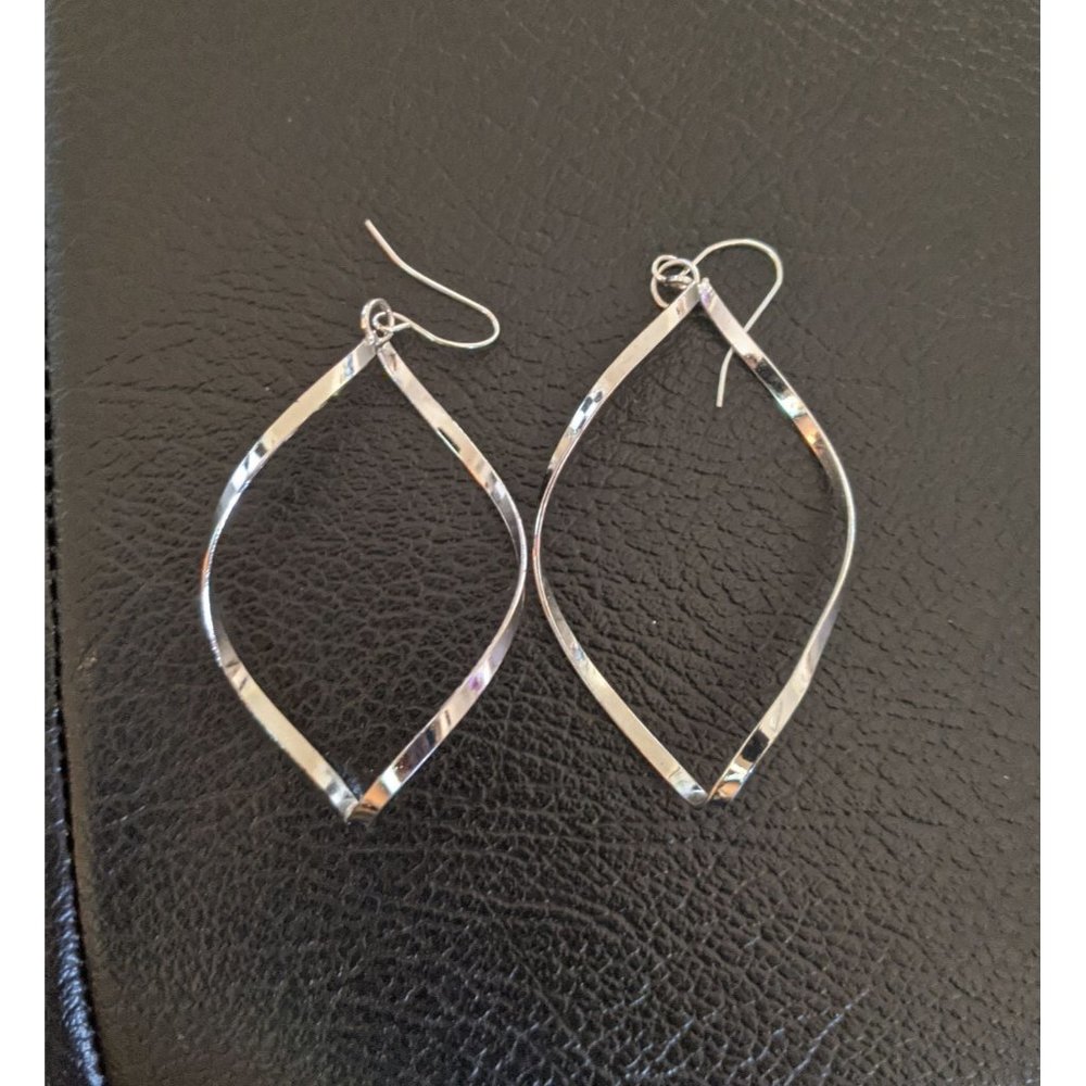 Twisty dangle earrings